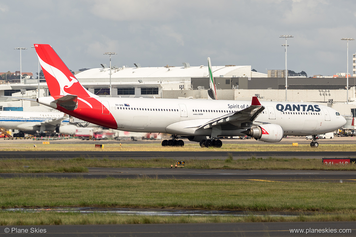 Qantas Airbus A330-300 VH-QPB at Sydney Kingsford Smith International Airport (YSSY/SYD) Qantas Airbus A330-300 VH-QPB at Sydney Kingsford Smith International Airport (YSSY/SYD)