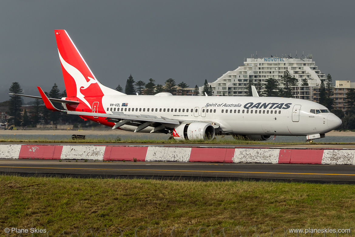 Qantas Boeing 737-800 VH-VZL at Sydney Kingsford Smith International Airport (YSSY/SYD) Qantas Boeing 737-800 VH-VZL at Sydney Kingsford Smith International Airport (YSSY/SYD)