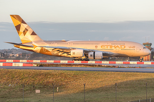 Etihad Airways Airbus A380-800 A6-API at Sydney Kingsford Smith International Airport (YSSY/SYD) Etihad Airways Airbus A380-800 A6-API at Sydney Kingsford Smith International Airport (YSSY/SYD)