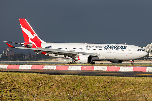 Qantas Airbus A330-200 VH-EBE at Sydney Kingsford Smith International Airport (YSSY/SYD)