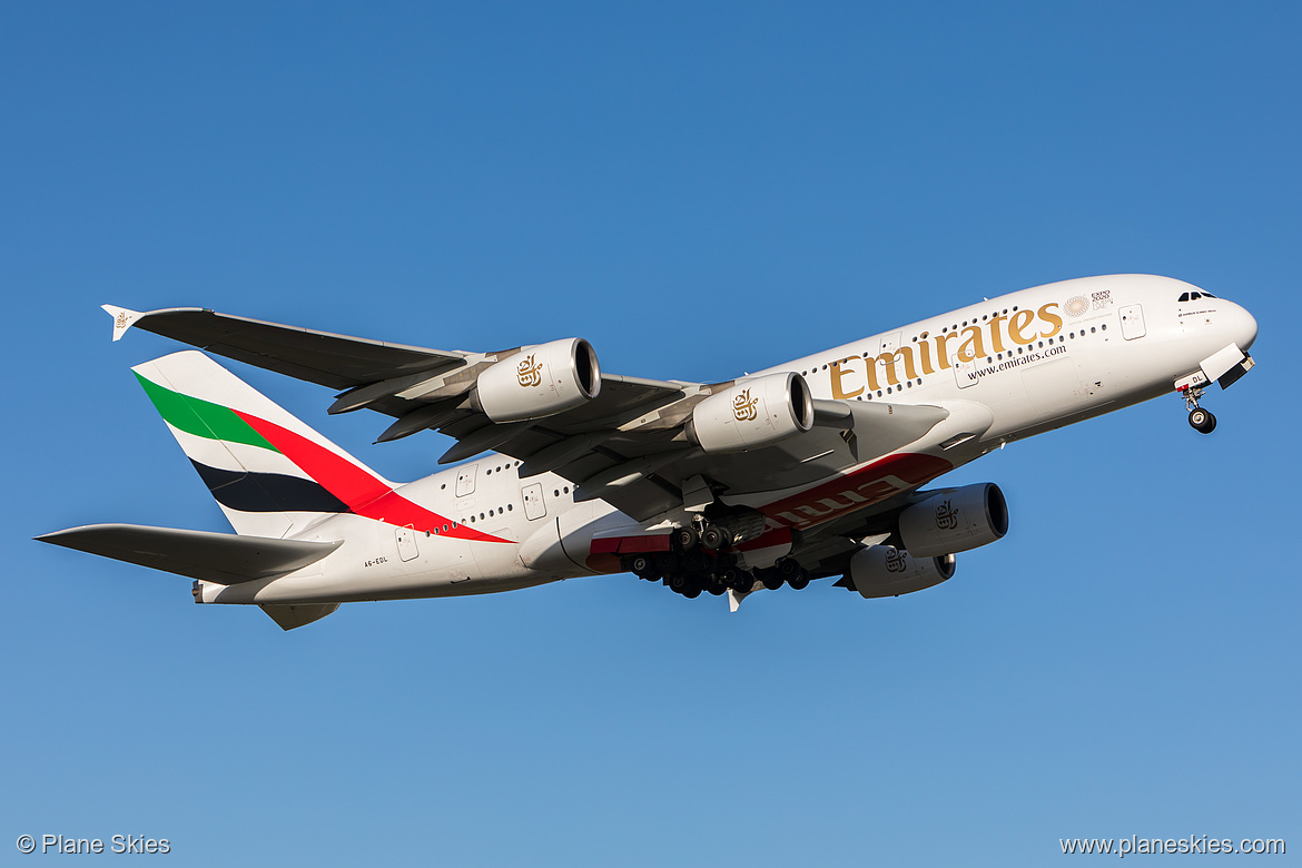 Emirates Airbus A380-800 A6-EDL at Melbourne International Airport (YMML/MEL) Emirates Airbus A380-800 A6-EDL at Melbourne International Airport (YMML/MEL)