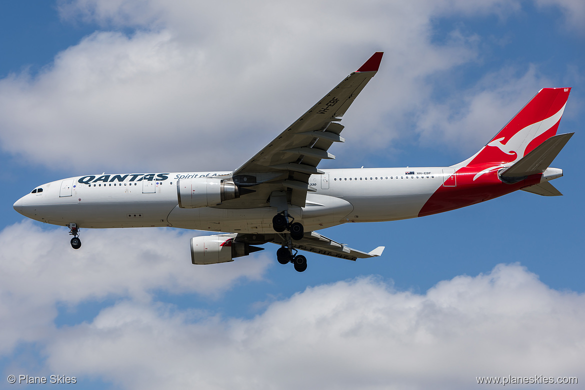 Qantas Airbus A330-200 VH-EBF at Melbourne International Airport (YMML/MEL) Qantas Airbus A330-200 VH-EBF at Melbourne International Airport (YMML/MEL)