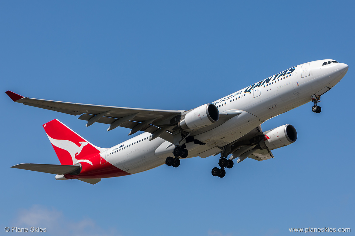 Qantas Airbus A330-200 VH-EBK at Melbourne International Airport (YMML/MEL)