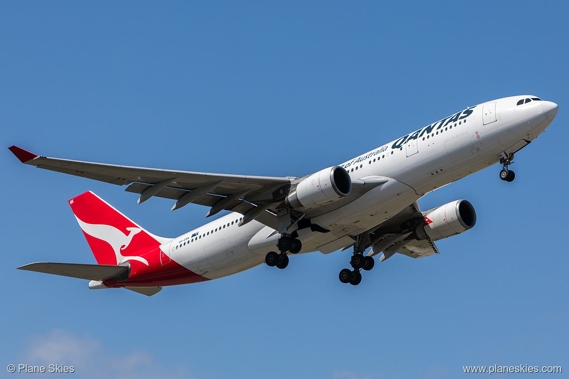 Qantas Airbus A330-200 VH-EBK at Melbourne International Airport (YMML/MEL) Qantas Airbus A330-200 VH-EBK at Melbourne International Airport (YMML/MEL)