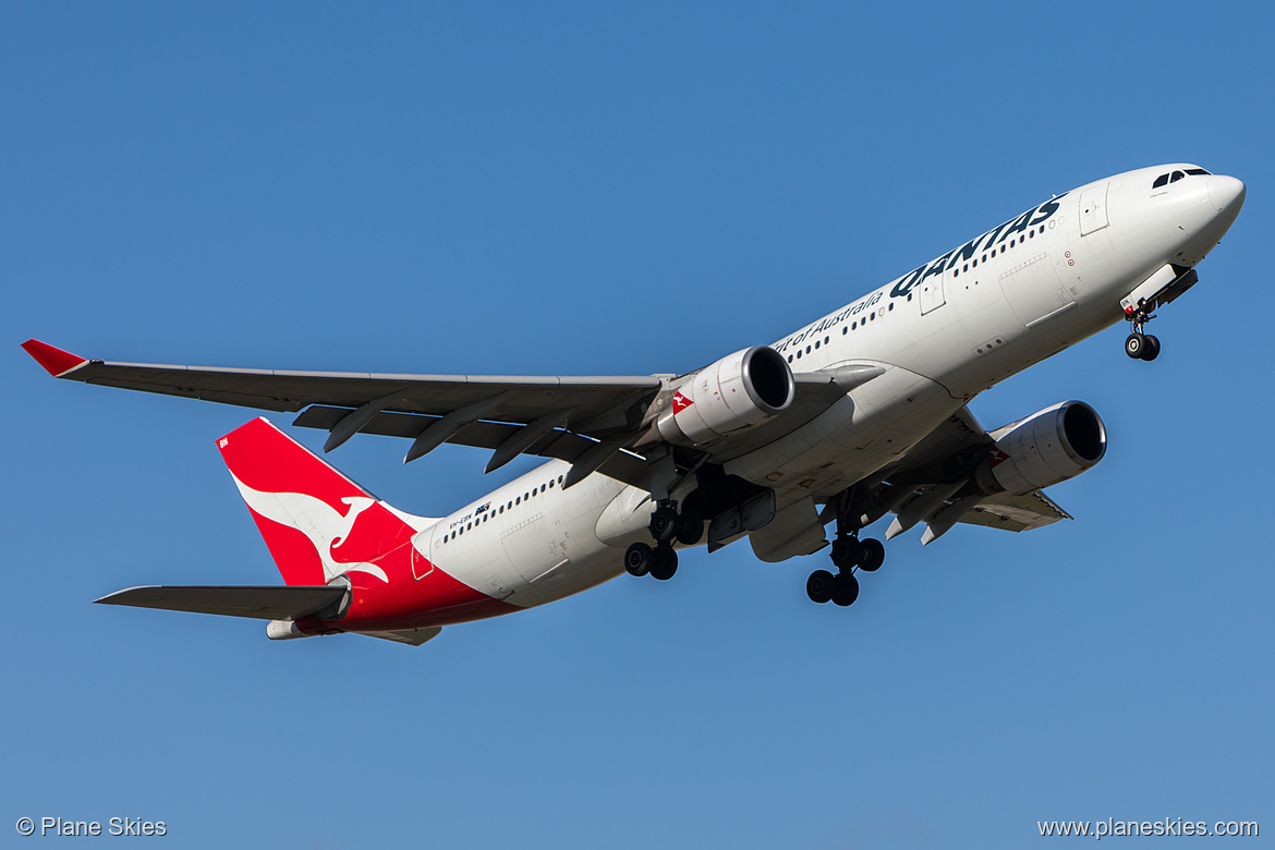 Qantas Airbus A330-200 VH-EBN at Melbourne International Airport (YMML/MEL) Qantas Airbus A330-200 VH-EBN at Melbourne International Airport (YMML/MEL)