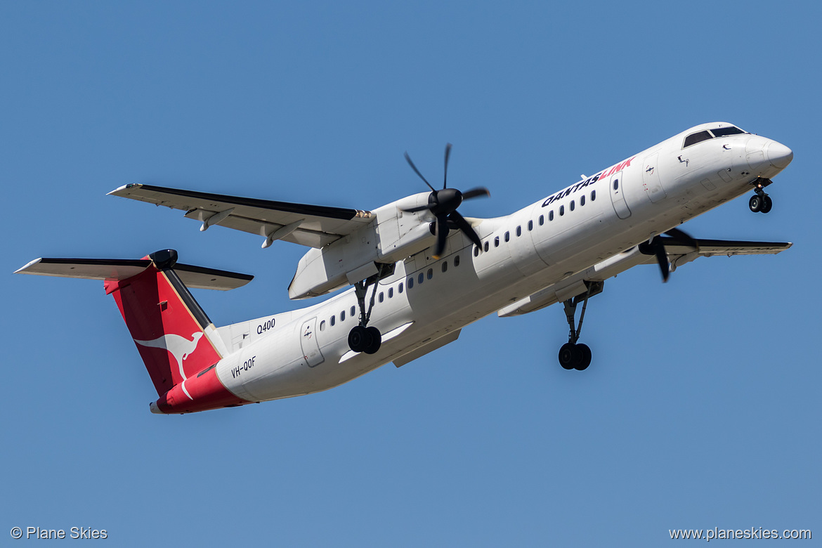 QantasLink DHC Dash-8-400 VH-QOF at Melbourne International Airport (YMML/MEL)