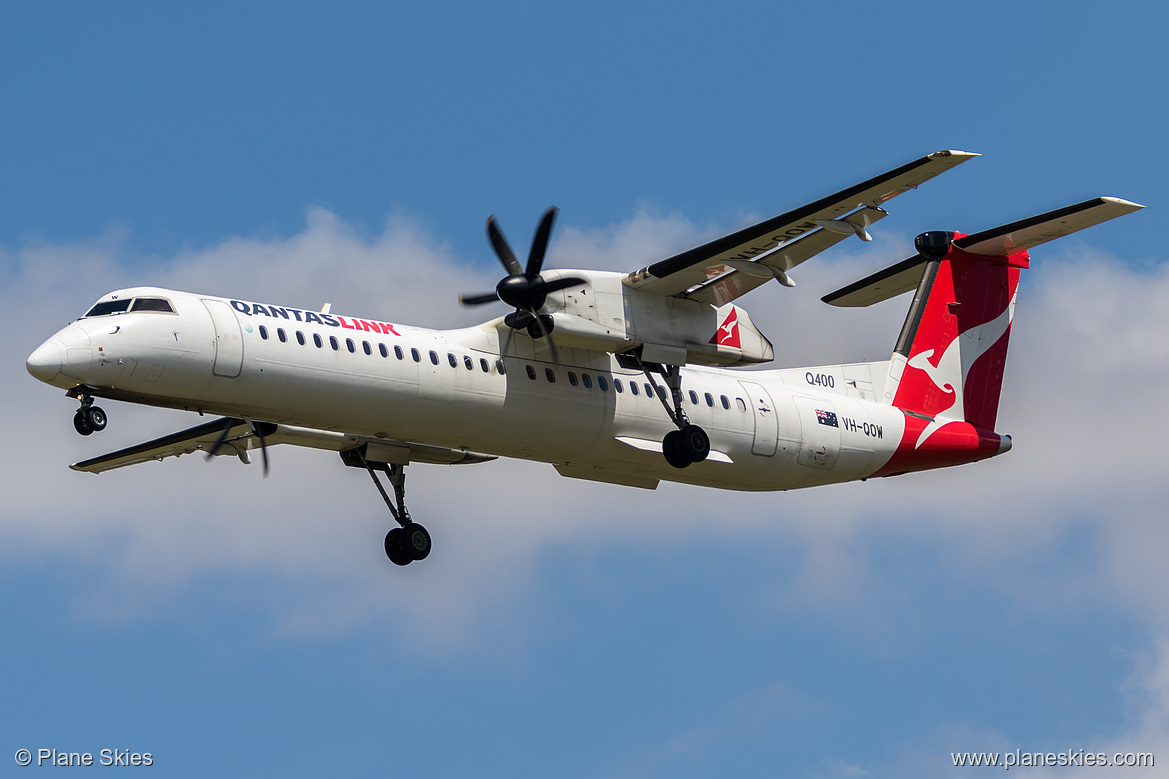 QantasLink DHC Dash-8-400 VH-QOW at Melbourne International Airport (YMML/MEL) QantasLink DHC Dash-8-400 VH-QOW at Melbourne International Airport (YMML/MEL)