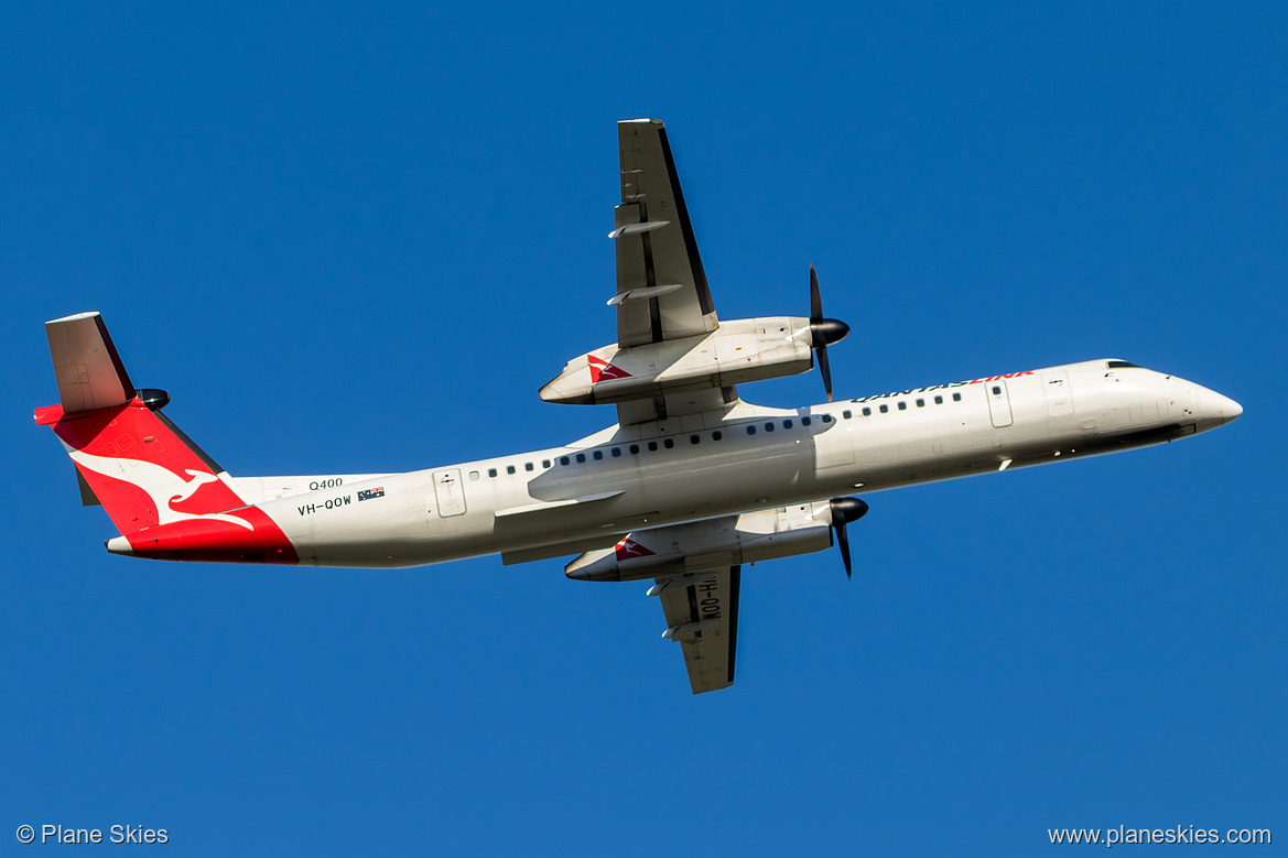 QantasLink DHC Dash-8-400 VH-QOW at Melbourne International Airport (YMML/MEL) QantasLink DHC Dash-8-400 VH-QOW at Melbourne International Airport (YMML/MEL)