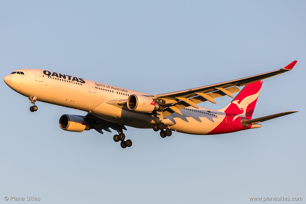 Qantas Airbus A330-300 VH-QPF at Melbourne International Airport (YMML/MEL)