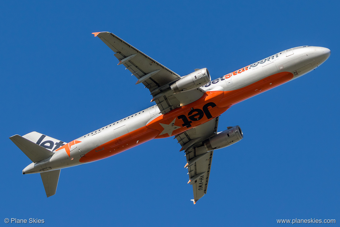 Jetstar Airways Airbus A321-200 VH-VWU at Melbourne International Airport (YMML/MEL) Jetstar Airways Airbus A321-200 VH-VWU at Melbourne International Airport (YMML/MEL)
