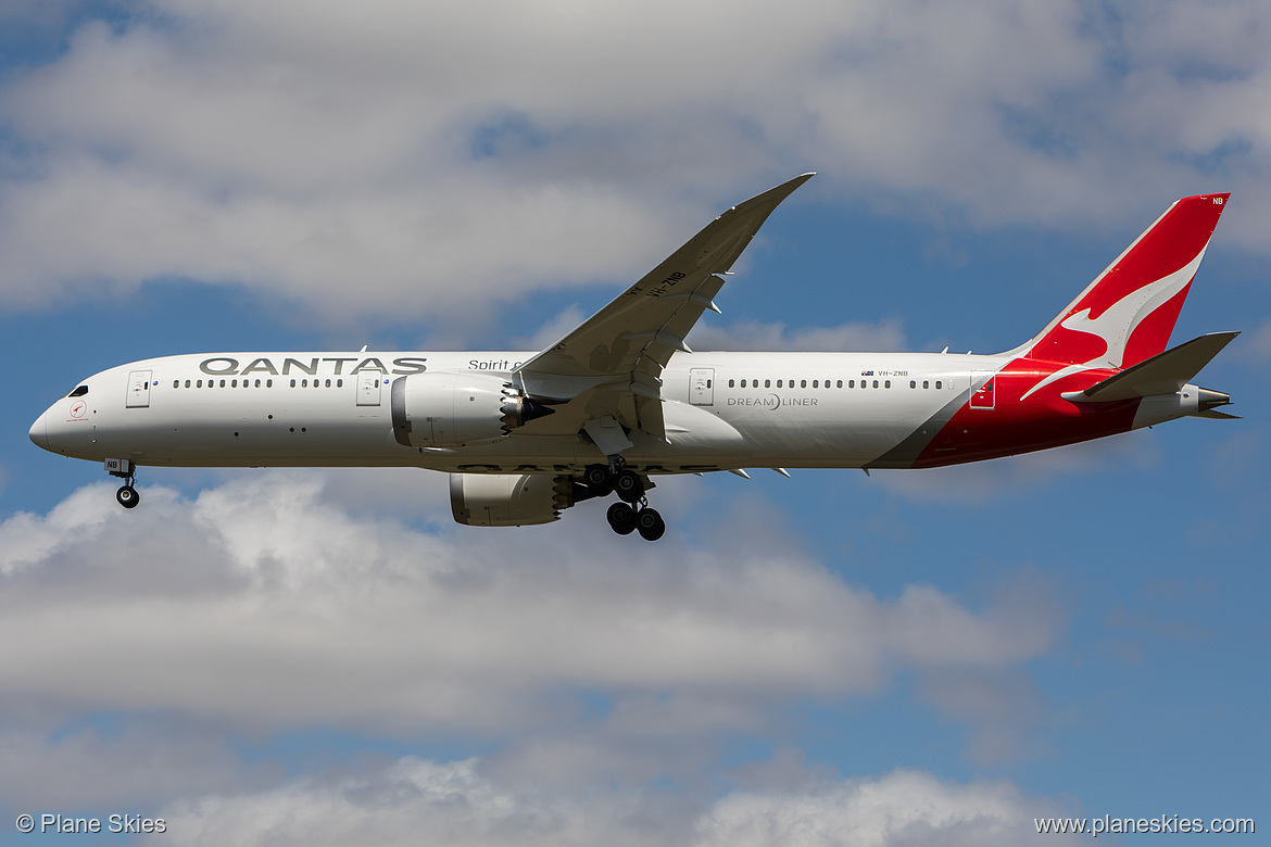 Qantas Boeing 787-9 VH-ZNB at Melbourne International Airport (YMML/MEL) Qantas Boeing 787-9 VH-ZNB at Melbourne International Airport (YMML/MEL)