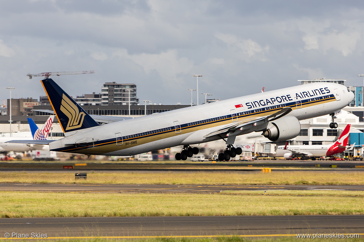 Singapore Airlines Boeing 777-300ER 9V-SWE at Sydney Kingsford Smith International Airport (YSSY/SYD) Singapore Airlines Boeing 777-300ER 9V-SWE at Sydney Kingsford Smith International Airport (YSSY/SYD)
