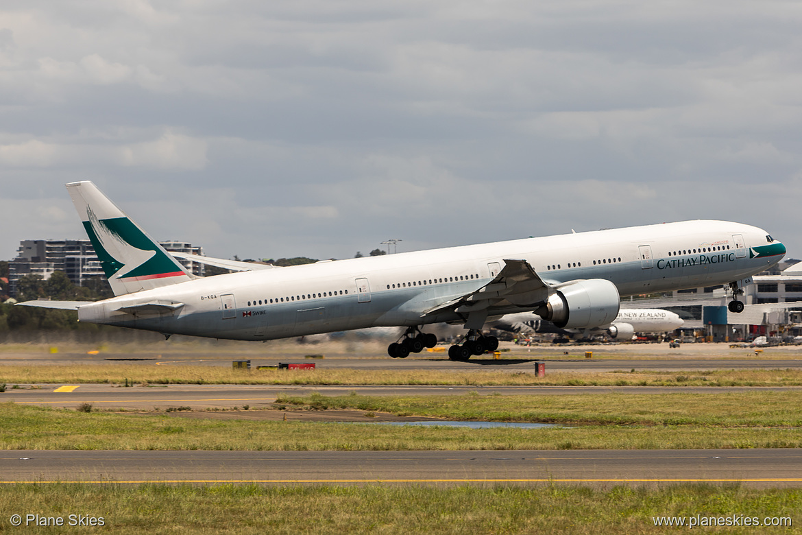 Cathay Pacific Boeing 777-300ER B-KQA at Sydney Kingsford Smith International Airport (YSSY/SYD) Cathay Pacific Boeing 777-300ER B-KQA at Sydney Kingsford Smith International Airport (YSSY/SYD)
