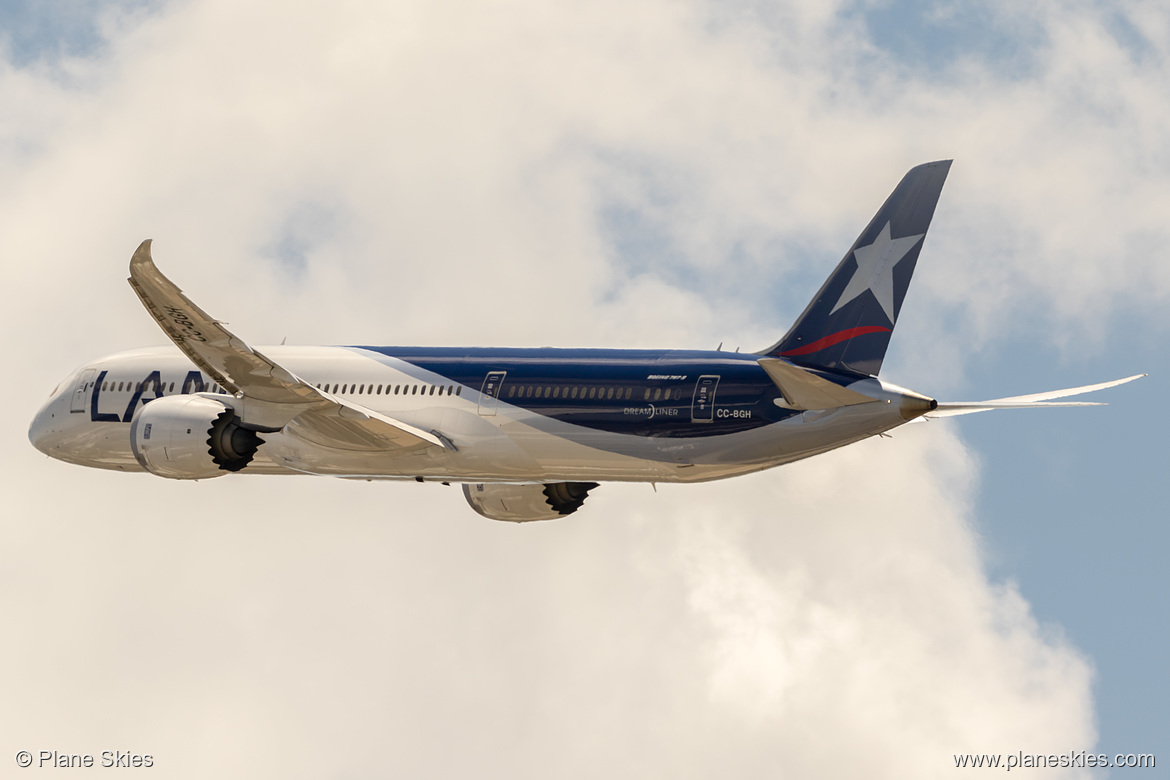 LATAM Chile Boeing 787-9 CC-BGH at Sydney Kingsford Smith International Airport (YSSY/SYD)