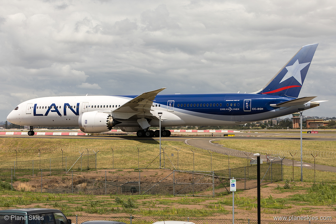 LATAM Chile Boeing 787-9 CC-BGH at Sydney Kingsford Smith International Airport (YSSY/SYD) LATAM Chile Boeing 787-9 CC-BGH at Sydney Kingsford Smith International Airport (YSSY/SYD)