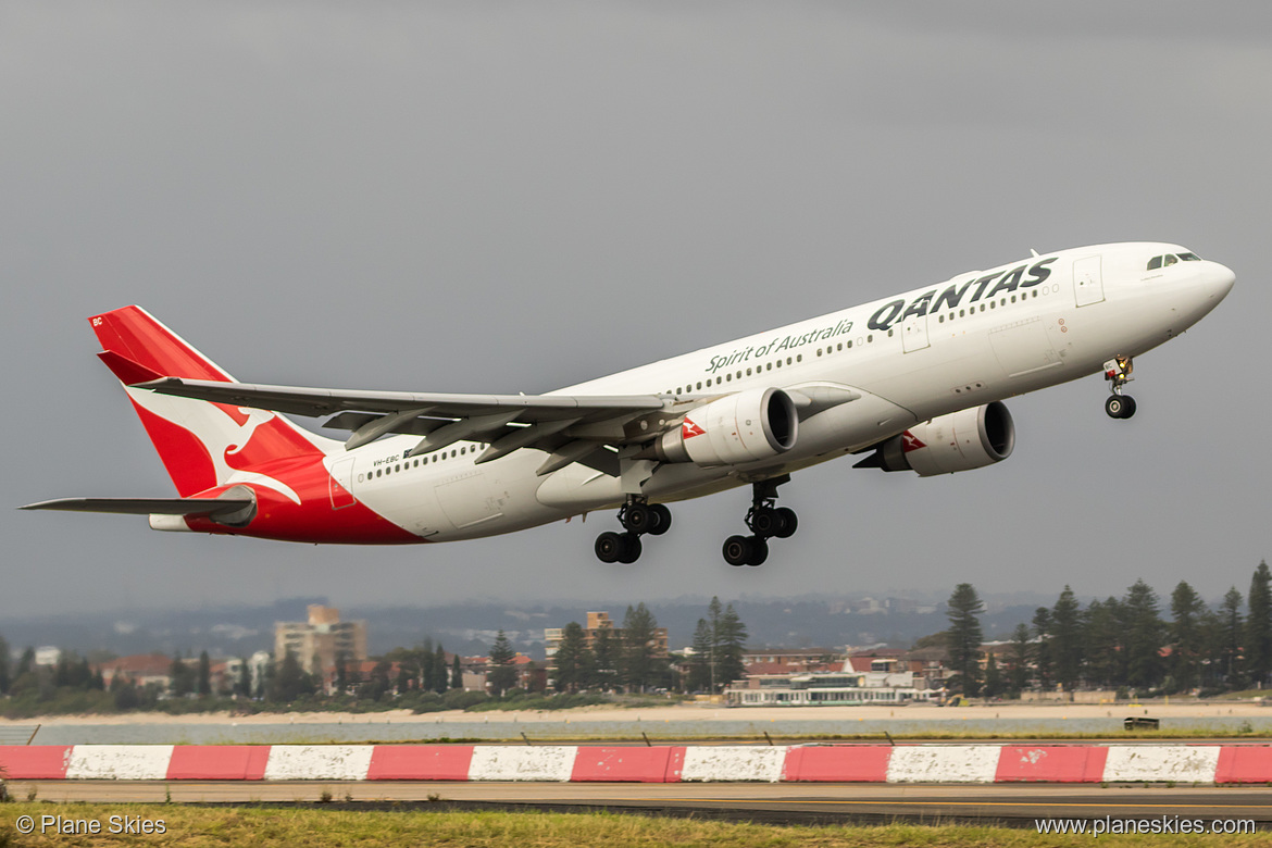 Qantas Airbus A330-200 VH-EBC at Sydney Kingsford Smith International Airport (YSSY/SYD) Qantas Airbus A330-200 VH-EBC at Sydney Kingsford Smith International Airport (YSSY/SYD)