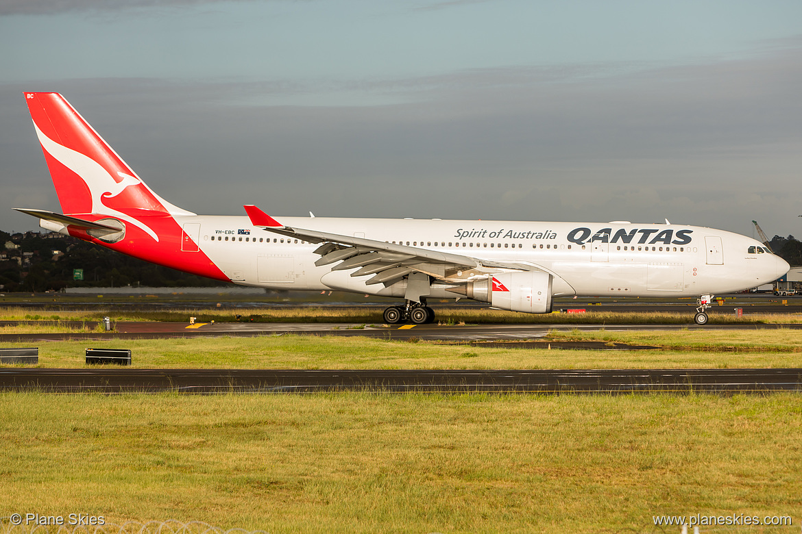 Qantas Airbus A330-200 VH-EBC at Sydney Kingsford Smith International Airport (YSSY/SYD) Qantas Airbus A330-200 VH-EBC at Sydney Kingsford Smith International Airport (YSSY/SYD)