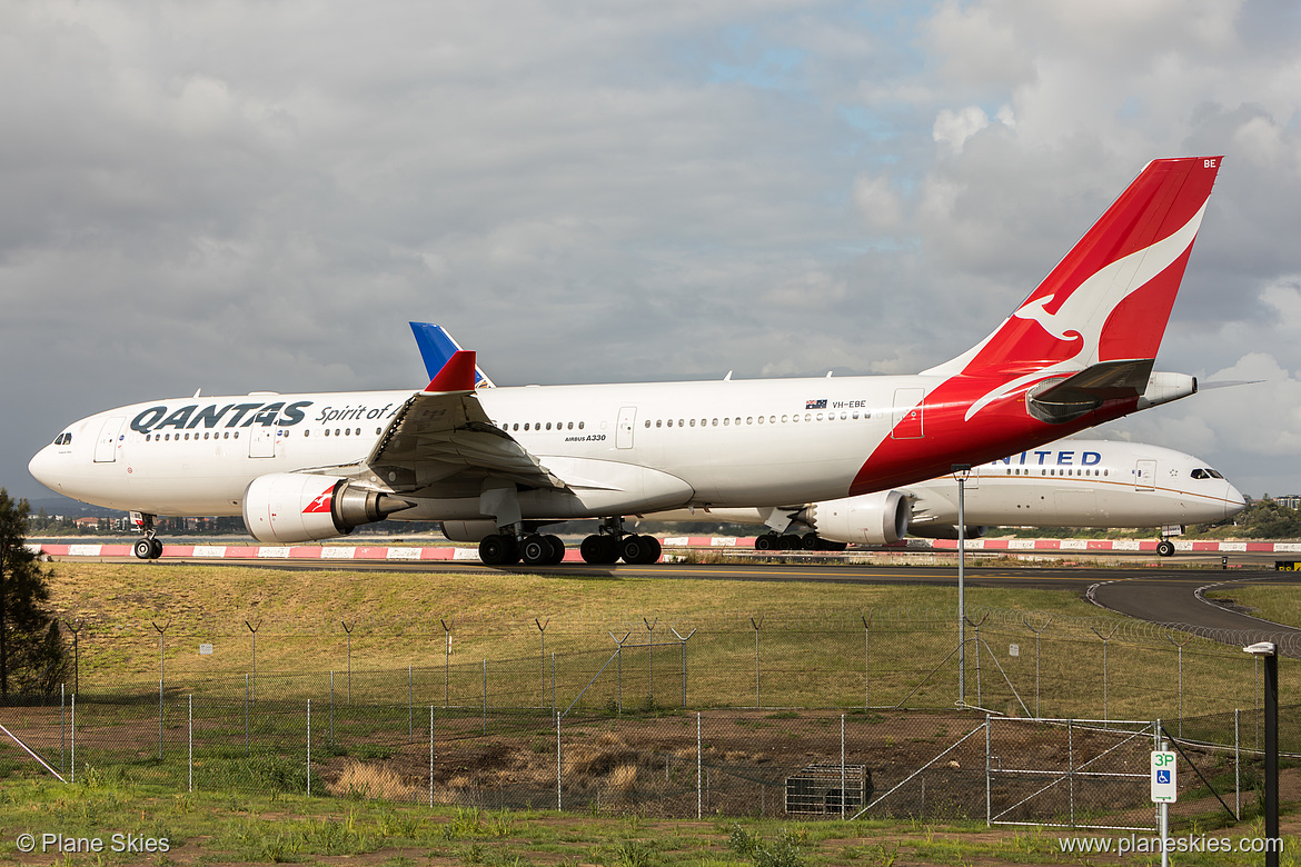 Qantas Airbus A330-200 VH-EBE at Sydney Kingsford Smith International Airport (YSSY/SYD) Qantas Airbus A330-200 VH-EBE at Sydney Kingsford Smith International Airport (YSSY/SYD)