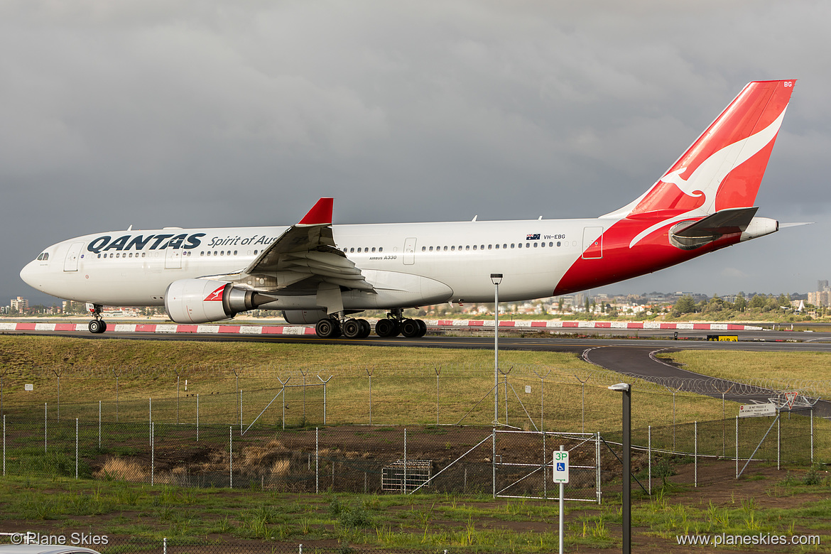 Qantas Airbus A330-200 VH-EBG at Sydney Kingsford Smith International Airport (YSSY/SYD) Qantas Airbus A330-200 VH-EBG at Sydney Kingsford Smith International Airport (YSSY/SYD)