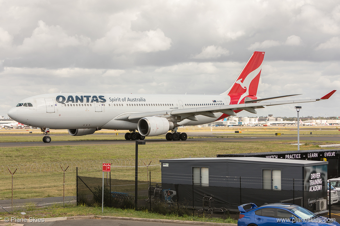 Qantas Airbus A330-200 VH-EBQ at Sydney Kingsford Smith International Airport (YSSY/SYD) Qantas Airbus A330-200 VH-EBQ at Sydney Kingsford Smith International Airport (YSSY/SYD)