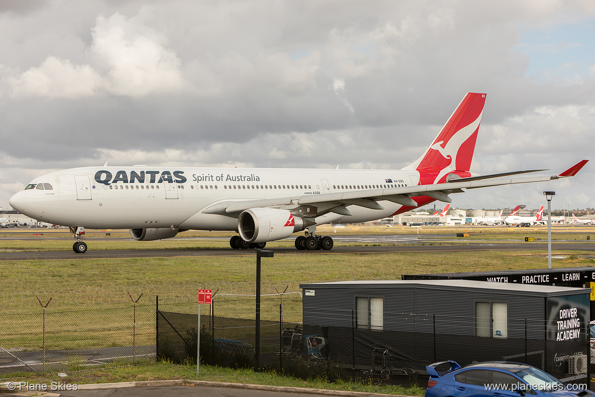 Qantas Airbus A330-200 VH-EBS at Sydney Kingsford Smith International Airport (YSSY/SYD) Qantas Airbus A330-200 VH-EBS at Sydney Kingsford Smith International Airport (YSSY/SYD)