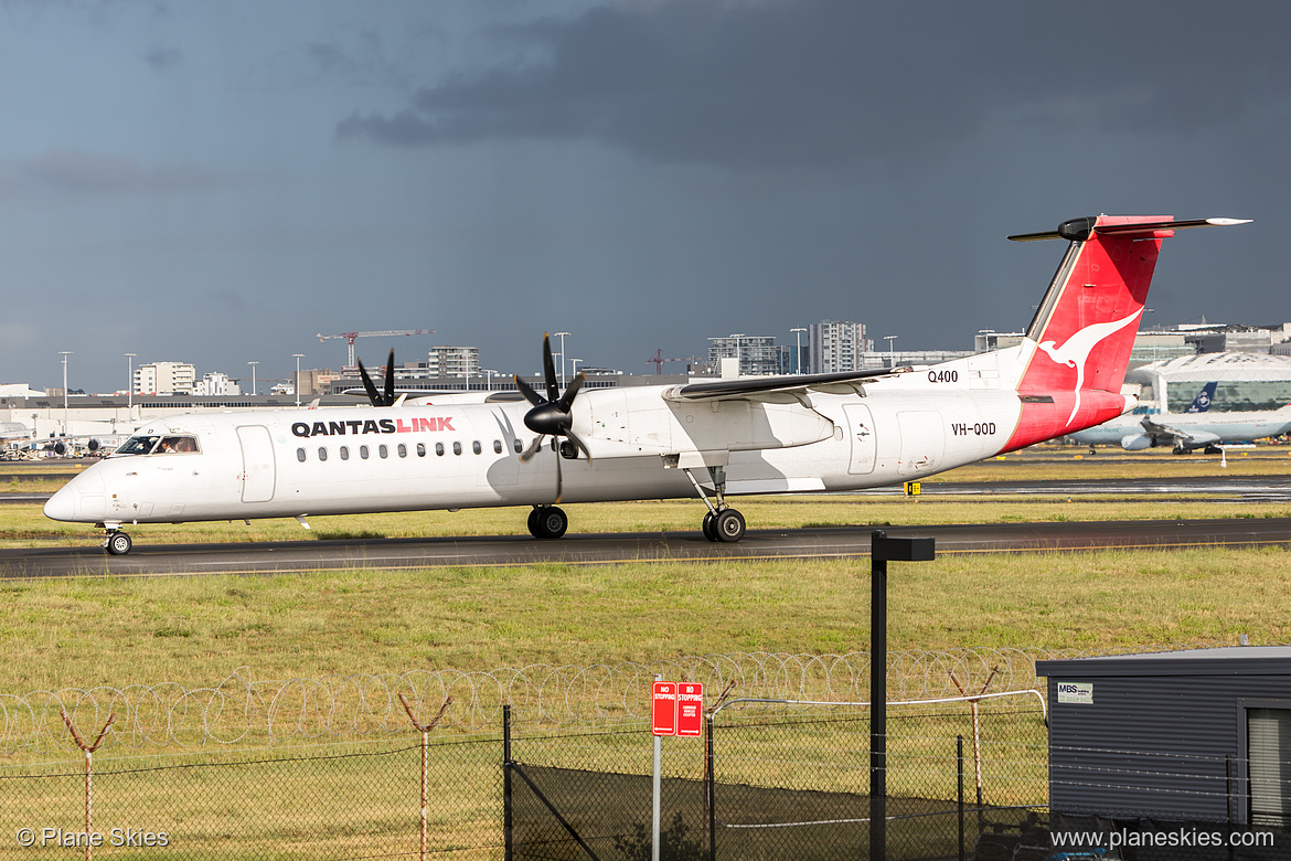 QantasLink DHC Dash-8-400 VH-QOD at Sydney Kingsford Smith International Airport (YSSY/SYD) QantasLink DHC Dash-8-400 VH-QOD at Sydney Kingsford Smith International Airport (YSSY/SYD)
