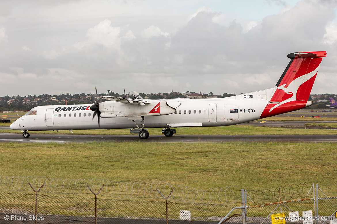 QantasLink DHC Dash-8-400 VH-QOY at Sydney Kingsford Smith International Airport (YSSY/SYD)