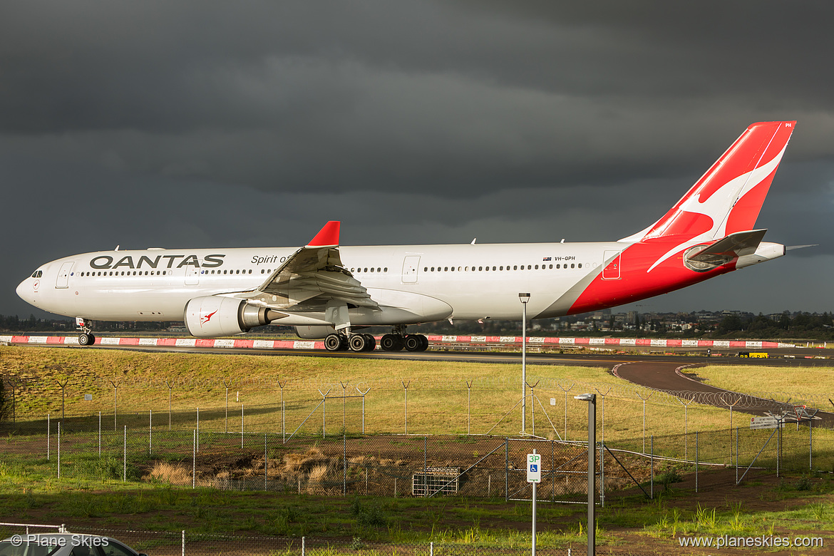 Qantas Airbus A330-300 VH-QPH at Sydney Kingsford Smith International Airport (YSSY/SYD) Qantas Airbus A330-300 VH-QPH at Sydney Kingsford Smith International Airport (YSSY/SYD)