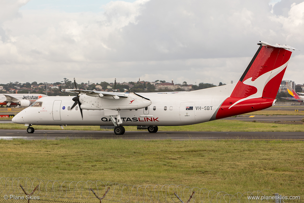 QantasLink DHC Dash-8-300 VH-SBT at Sydney Kingsford Smith International Airport (YSSY/SYD)
