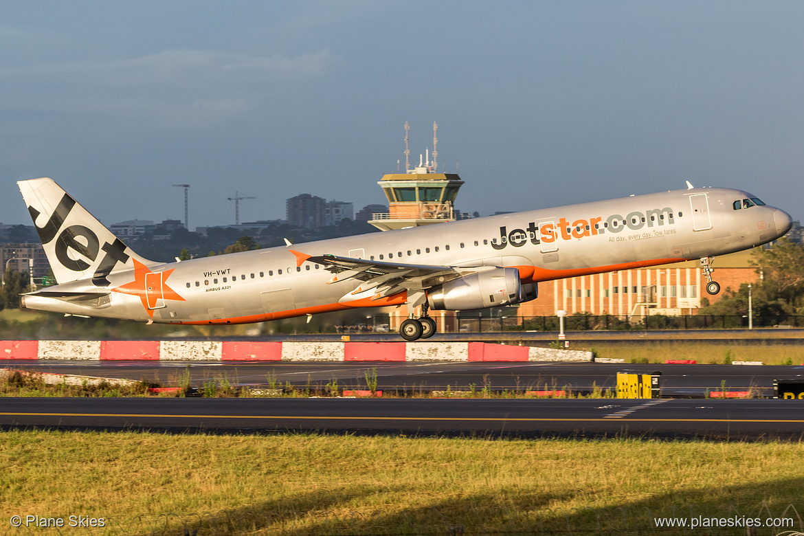 Jetstar Airways Airbus A321-200 VH-VWT at Sydney Kingsford Smith International Airport (YSSY/SYD) Jetstar Airways Airbus A321-200 VH-VWT at Sydney Kingsford Smith International Airport (YSSY/SYD)