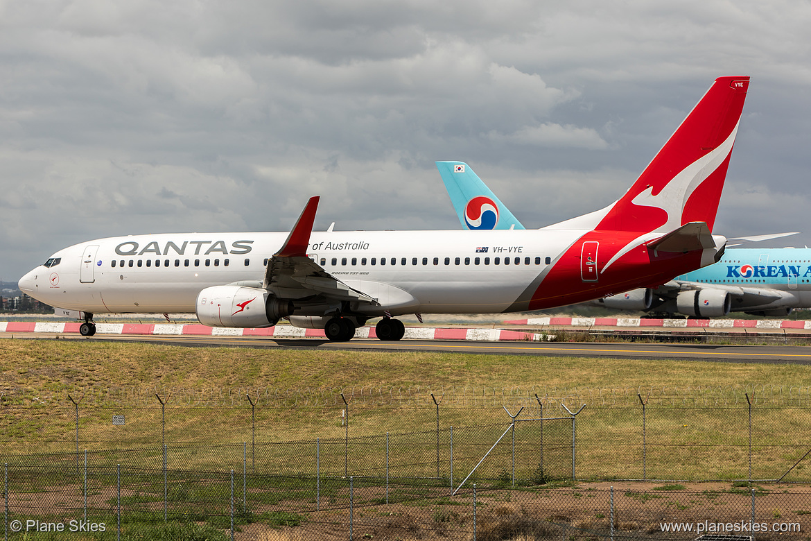 Qantas Boeing 737-800 VH-VYE at Sydney Kingsford Smith International Airport (YSSY/SYD) Qantas Boeing 737-800 VH-VYE at Sydney Kingsford Smith International Airport (YSSY/SYD)
