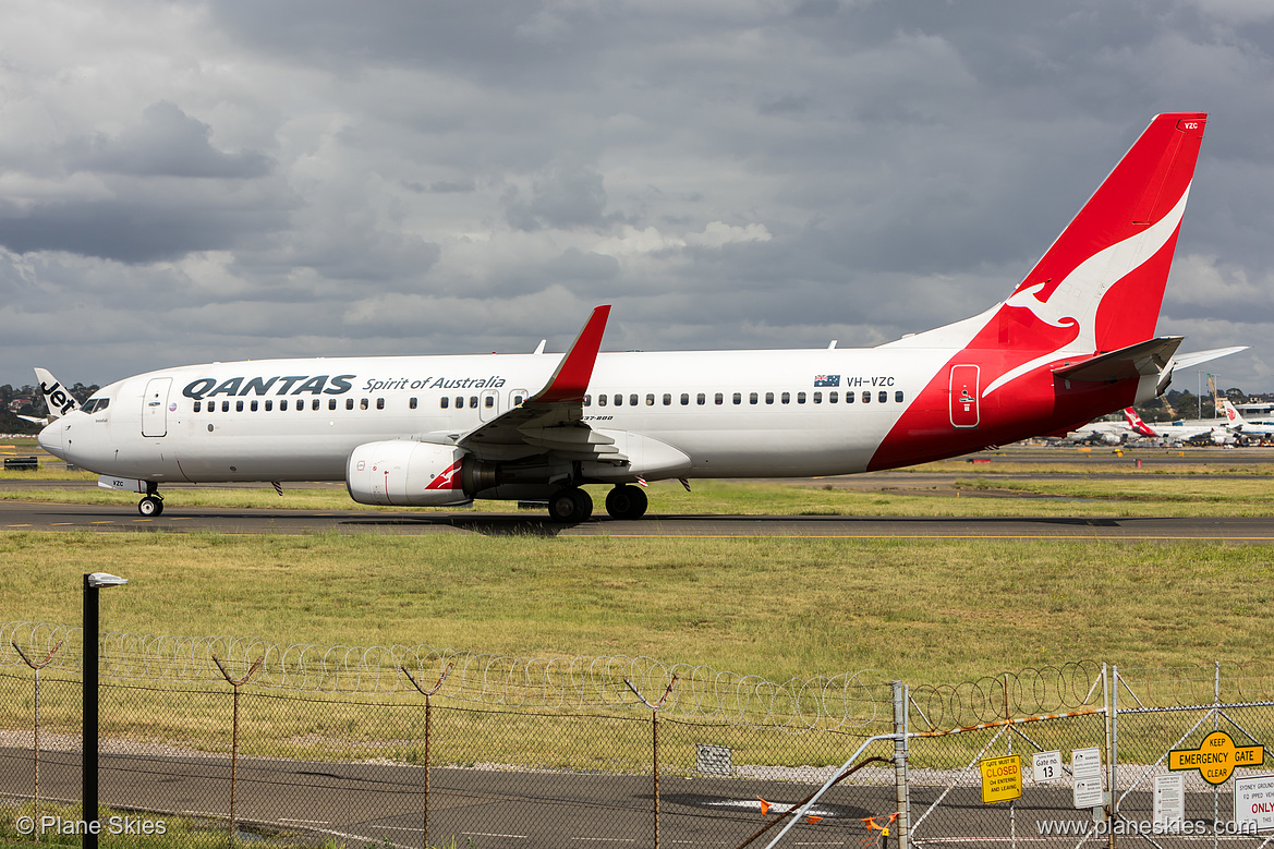 Qantas Boeing 737-800 VH-VZC at Sydney Kingsford Smith International Airport (YSSY/SYD) Qantas Boeing 737-800 VH-VZC at Sydney Kingsford Smith International Airport (YSSY/SYD)