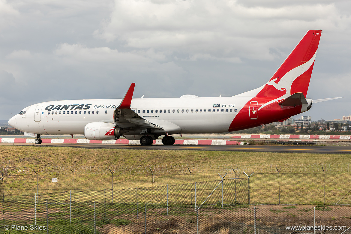 Qantas Boeing 737-800 VH-VZV at Sydney Kingsford Smith International Airport (YSSY/SYD) Qantas Boeing 737-800 VH-VZV at Sydney Kingsford Smith International Airport (YSSY/SYD)