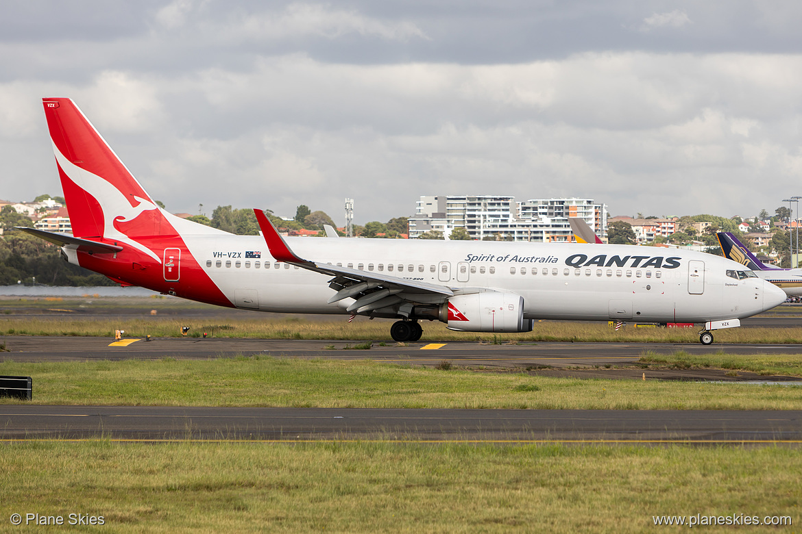 Qantas Boeing 737-800 VH-VZX at Sydney Kingsford Smith International Airport (YSSY/SYD) Qantas Boeing 737-800 VH-VZX at Sydney Kingsford Smith International Airport (YSSY/SYD)