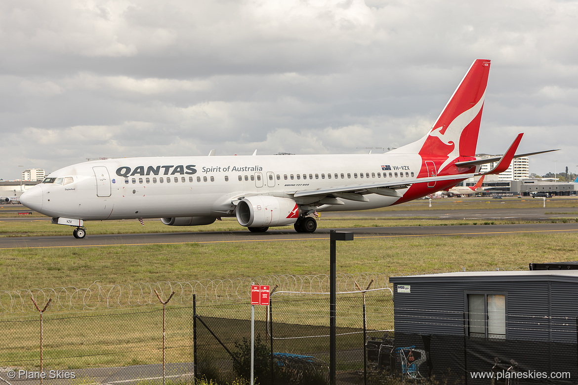 Qantas Boeing 737-800 VH-VZX at Sydney Kingsford Smith International Airport (YSSY/SYD) Qantas Boeing 737-800 VH-VZX at Sydney Kingsford Smith International Airport (YSSY/SYD)