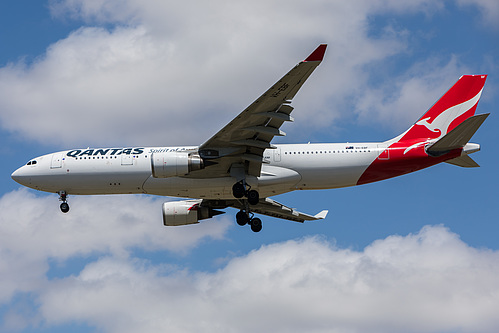 Qantas Airbus A330-200 VH-EBF at Melbourne International Airport (YMML/MEL)