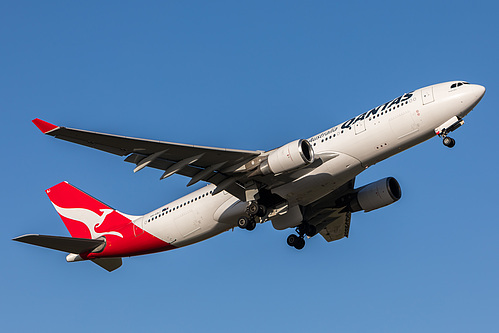 Qantas Airbus A330-200 VH-EBJ at Melbourne International Airport (YMML/MEL)
