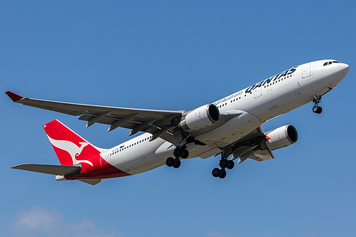 Qantas Airbus A330-200 VH-EBK at Melbourne International Airport (YMML/MEL)