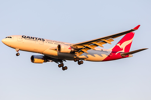 Qantas Airbus A330-200 VH-EBM at Melbourne International Airport (YMML/MEL)