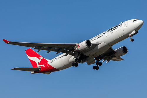 Qantas Airbus A330-200 VH-EBN at Melbourne International Airport (YMML/MEL)