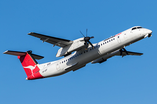 QantasLink DHC Dash-8-400 VH-QOF at Melbourne International Airport (YMML/MEL)