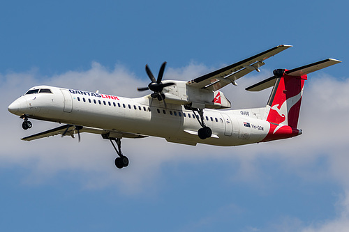 QantasLink DHC Dash-8-400 VH-QOW at Melbourne International Airport (YMML/MEL)