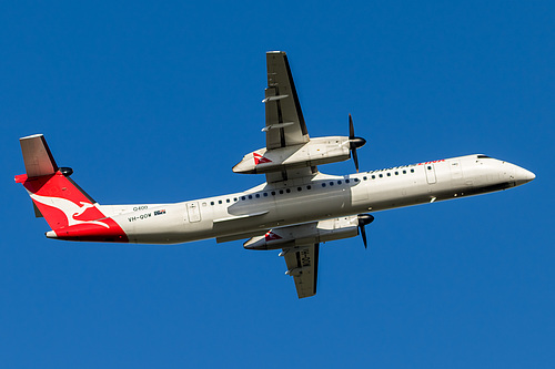 QantasLink DHC Dash-8-400 VH-QOW at Melbourne International Airport (YMML/MEL)