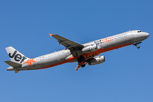 Jetstar Airways Airbus A321-200 VH-VWZ at Melbourne International Airport (YMML/MEL) Jetstar Airways Airbus A321-200 VH-VWZ at Melbourne International Airport (YMML/MEL)