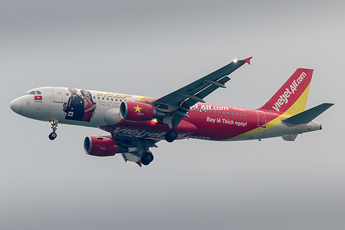 VietJet Air Airbus A320-200 VN-A681 at Singapore Changi Airport (WSSS/SIN)