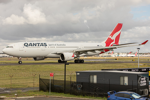 Qantas Airbus A330-200 VH-EBS at Sydney Kingsford Smith International Airport (YSSY/SYD)