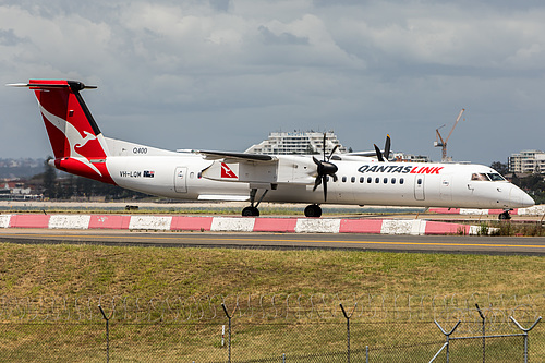 QantasLink DHC Dash-8-400 VH-LQM at Sydney Kingsford Smith International Airport (YSSY/SYD)