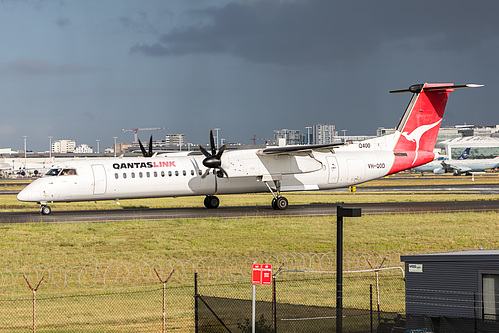 QantasLink DHC Dash-8-400 VH-QOD at Sydney Kingsford Smith International Airport (YSSY/SYD)