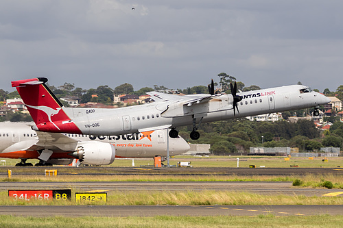 QantasLink DHC Dash-8-400 VH-QOE at Sydney Kingsford Smith International Airport (YSSY/SYD)