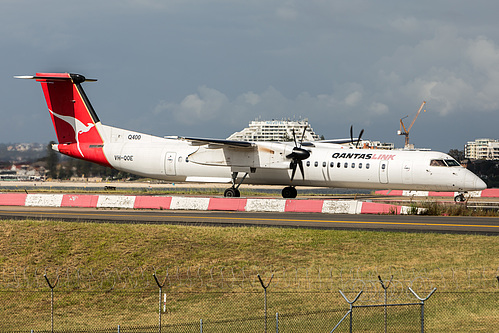 QantasLink DHC Dash-8-400 VH-QOE at Sydney Kingsford Smith International Airport (YSSY/SYD)
